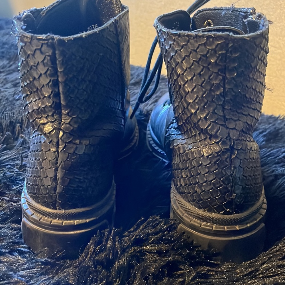 Cute boots 🔥🔥 - Picture 3 of 8